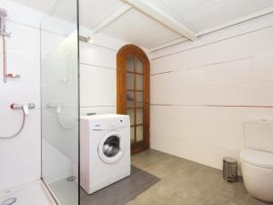 y baño con lavadora y aseo. en Apartamento Sa Calatrava en Palma de Mallorca