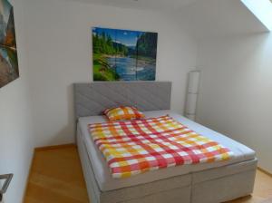 1 cama en una habitación con una foto en la pared en Ferienwohnung BergTime, en Weißenbach bei Liezen