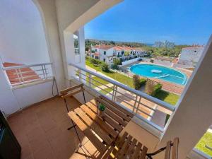 balcone con vista sulla piscina di Mitjaneta Apartamento con piscina a Cala en Blanes