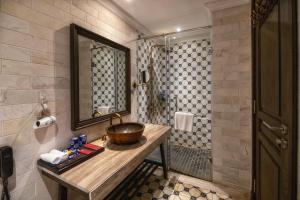bagno con lavabo e doccia di Lotus Aroma Sapa Hotel a Sa Pa