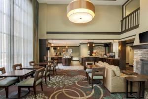 un vestíbulo con mesas, sillas y chimenea en Staybridge Suites Columbus-Dublin, an IHG Hotel en Dublin