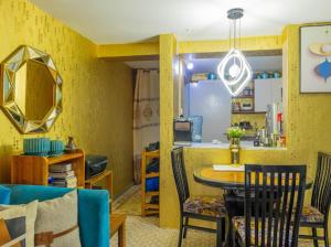 坎帕拉的住宿－Luzira Plaza，一间带桌子的客厅和一间餐厅
