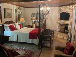 1 dormitorio con 1 cama grande y chimenea en Palm Villa, en Sunlands