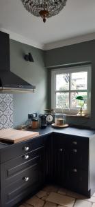 een keuken met een zwart aanrecht en een raam bij Tina`s home in Gütersloh