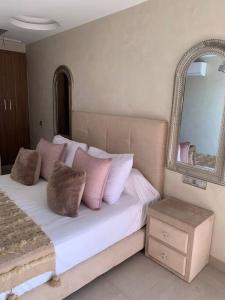 Katil atau katil-katil dalam bilik di Appartement neuf climatisé, centre Marrakech.