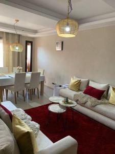 un soggiorno con divano e una sala da pranzo di Appartement neuf climatisé, centre Marrakech. a Marrakech