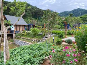 Sóc SơnにあるAnna Little Garden - Homestay Sóc sơnの花の庭園
