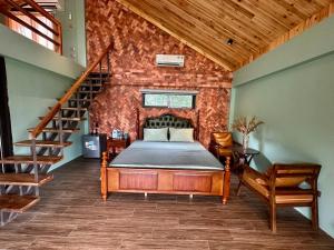 Sóc SơnにあるAnna Little Garden - Homestay Sóc sơnのベッドルーム1室(ベッド1台付)、階段