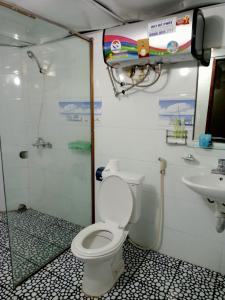 uma casa de banho com um WC e um lavatório em Linh Homestay and motorbikes rent em Ha Giang