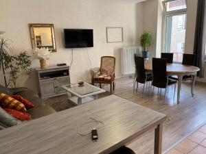 Et tv og/eller underholdning på Gîte des Voyageurs vue montagne + 9 billeder