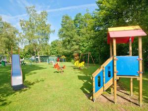 een park met een speeltuin met speeltoestellen bij Recreatiepark de Wrange in Doetinchem
