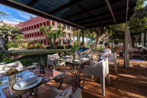 zwei Personen sitzen an einem Tisch auf einer Terrasse in der Unterkunft Hotel Blancafort Spa Termal in La Garriga