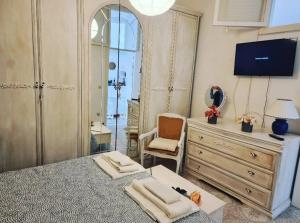 a bedroom with a bed and a dresser and a mirror at Appartamento Citara in Ischia