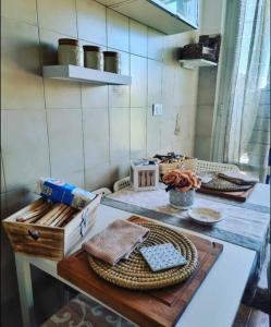 a counter with some baskets on top of it at Appartamento Citara in Ischia