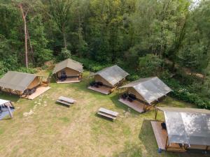 una vista aérea de un grupo de tiendas de campaña en un campo en Recreatiepark de Wrange en Doetinchem