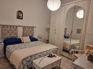 a bedroom with a large bed and a mirror at Appartamento Citara in Ischia