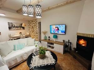 salon z białą kanapą i kominkiem w obiekcie Apartamento Rural La Leyenda w mieście El Bosque