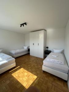 um quarto com duas camas e um avião sobrevoando em Ferienwohnung nähe Montabaur A3 