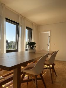 uma sala de jantar com uma mesa de madeira e cadeiras em Ferienwohnung nähe Montabaur A3 