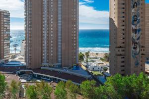 uitzicht op een stad met hoge gebouwen en de oceaan bij Albatros Deluxe 15-6 Apartment Levante Beach in Benidorm