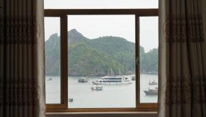 una ventana con vistas a los barcos en el agua en Cat Ba Plaza hotel, en Cat Ba