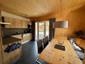 uma cozinha e sala de jantar com uma mesa de madeira em Chalet Bellevue Murau em Murau