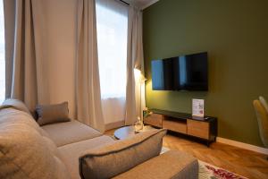 sala de estar con sofá y TV de pantalla plana en Fully renovated 2-room central apartment en Viena