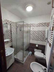 a bathroom with a shower and a toilet and a sink at La Mensa Ponderaria in Tivoli