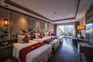 Postel nebo postele na pokoji v ubytování Lotus Aroma Sapa Hotel
