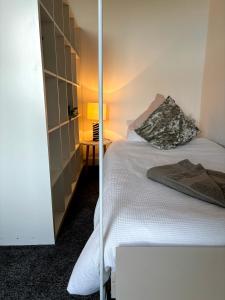 - une chambre avec un lit et un miroir dans l'établissement The Santiago Suite - sleeps 10, à Southport