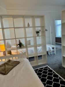 um quarto com uma grande prateleira de livros brancos em The Santiago Suite - sleeps 10 em Southport