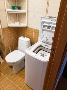un piccolo bagno con servizi igienici e lavandino di Studios and Apartments - Semiramida Gardens a Borovets