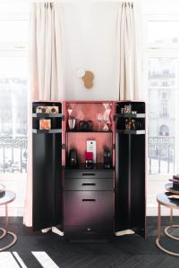 um quarto com dois armários pretos e uma janela em Fauchon l'Hôtel Paris em Paris