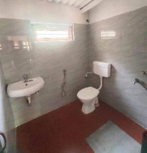 奇克马格尔Vintage Retreat 1970's的浴室里有白色马桶和洗手池