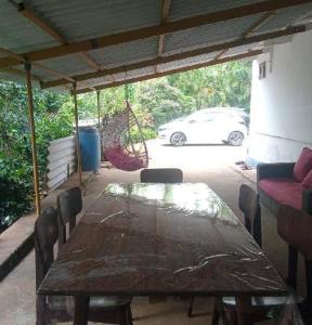 奇克马格尔Vintage Retreat 1970's的一张桌子和几把椅子，还有一辆停在车库里的车