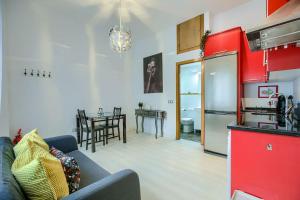 een woonkamer met een bank en een keuken bij Cozy Getaway in Madrid in Madrid