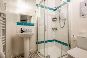 uma casa de banho com um chuveiro, um lavatório e um WC. em Central 2 Bedroom Apartment - South Street - St Andrews em St. Andrews