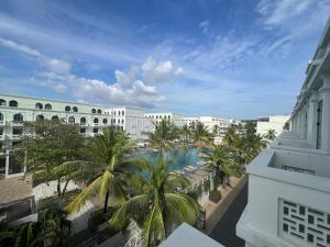 Blick auf eine Stadt mit Palmen und Gebäuden in der Unterkunft Tanya Phu Quoc Hotel in Phu Quoc