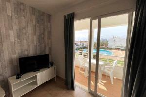 TV a/nebo společenská místnost v ubytování Pregonda - Apartamento con piscina y junto a playa