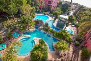 an overhead view of a pool at a resort at Hotel Blancafort Spa Termal in La Garriga