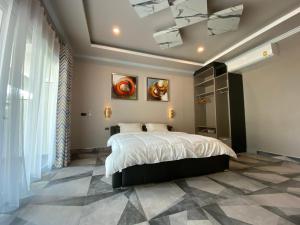 Ban PrasatにあるSutalawadee Resortの格天井のベッドルーム1室(大型ベッド1台付)