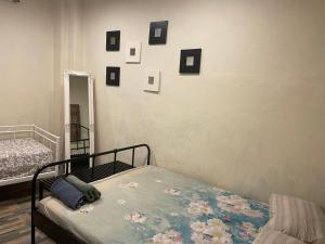 um quarto com uma cama e quadros na parede em Ανακαινισμένος ημιυπόγειος χώρος em Lárissa