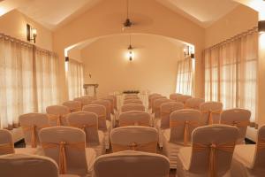 uma sala com filas de cadeiras e uma fila de mesas em Dutch Manor Boutique Hotel em Cochin