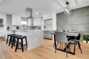 Kuchyň nebo kuchyňský kout v ubytování Casa Rosa 3 Bed 2 Bath with Pool & BBQ 5 Min to Beach