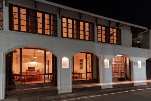 um edifício com grandes janelas à noite em Dutch Manor Boutique Hotel em Cochin