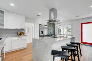 Kuchyň nebo kuchyňský kout v ubytování Casa Rosa 3 Bed 2 Bath with Pool & BBQ 5 Min to Beach