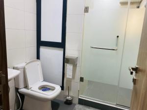 Vonios kambarys apgyvendinimo įstaigoje David Davids