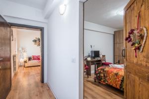 1 dormitorio con 1 cama y una puerta que conduce a una habitación en Casa Al Colle Buonconvento, en Buonconvento