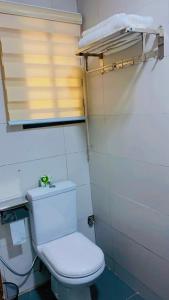 La salle de bains est pourvue de toilettes blanches. dans l'établissement David Davids, à Lagos