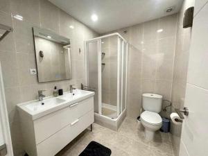 Koupelna v ubytování Macarelleta Apartamento con piscina + 10 fotografií